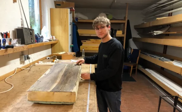 ausbildung raumausstatter azubi in der werkstatt